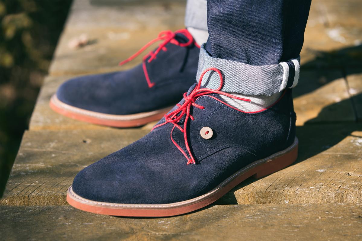 chaussures Faguo bleues marine et lacets rouge