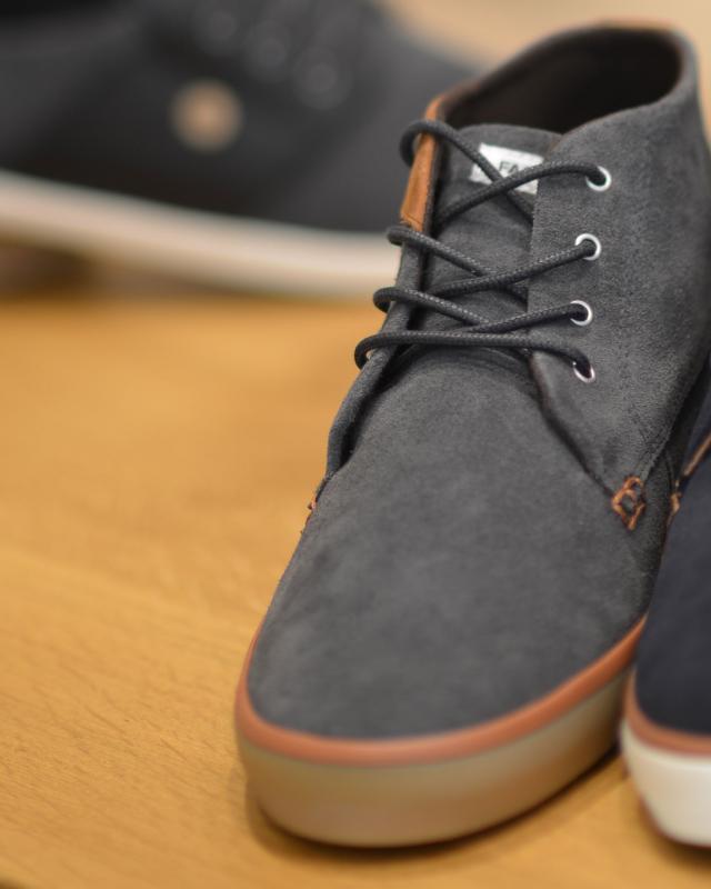 paire de chaussure en tissu bleu et gris dans le magasin OSCAR Club